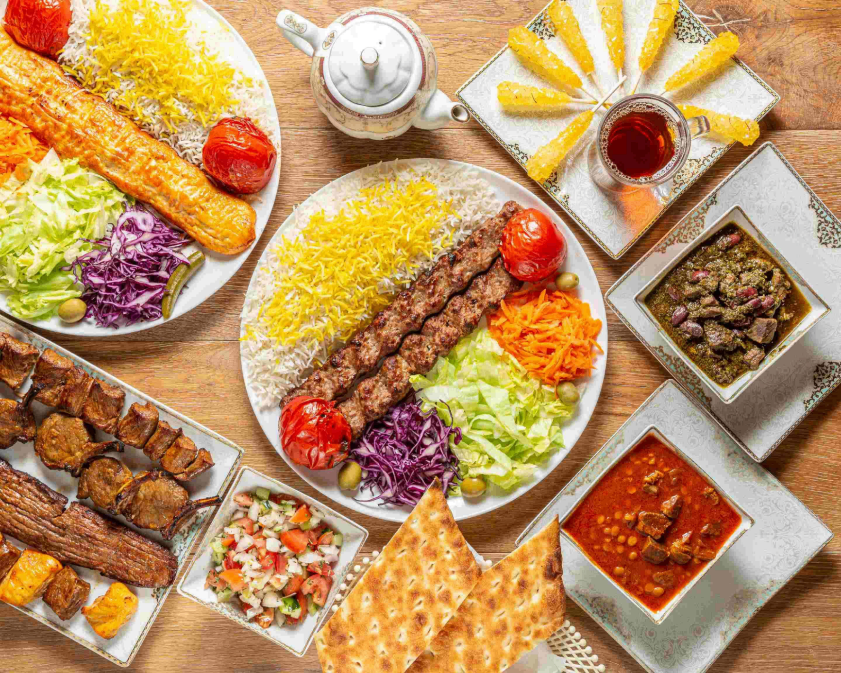 Grill au charbon, brochettes d'agneau marinées
